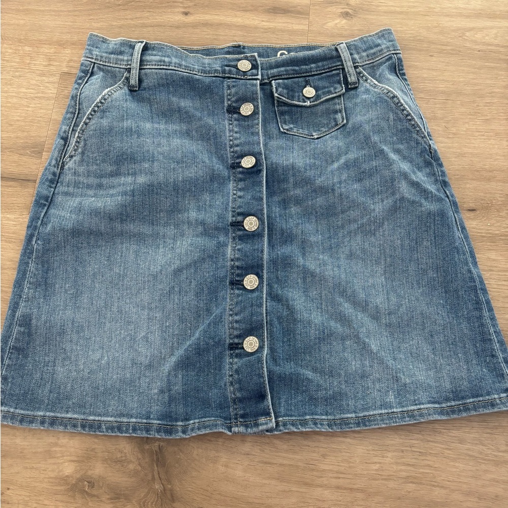 Size 28 GAP button down front denim skirt medium wash